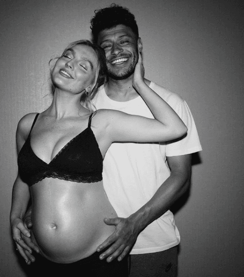 Perrie Edwards de Little Mix también está embarazada. Confirmó su próxima maternidad una semana después que su compañera de banda; la intérprete tendrá a su bebé con su pareja, el futbolista Alexander Oxlade-Chamberlain, jugador del Liverpool.