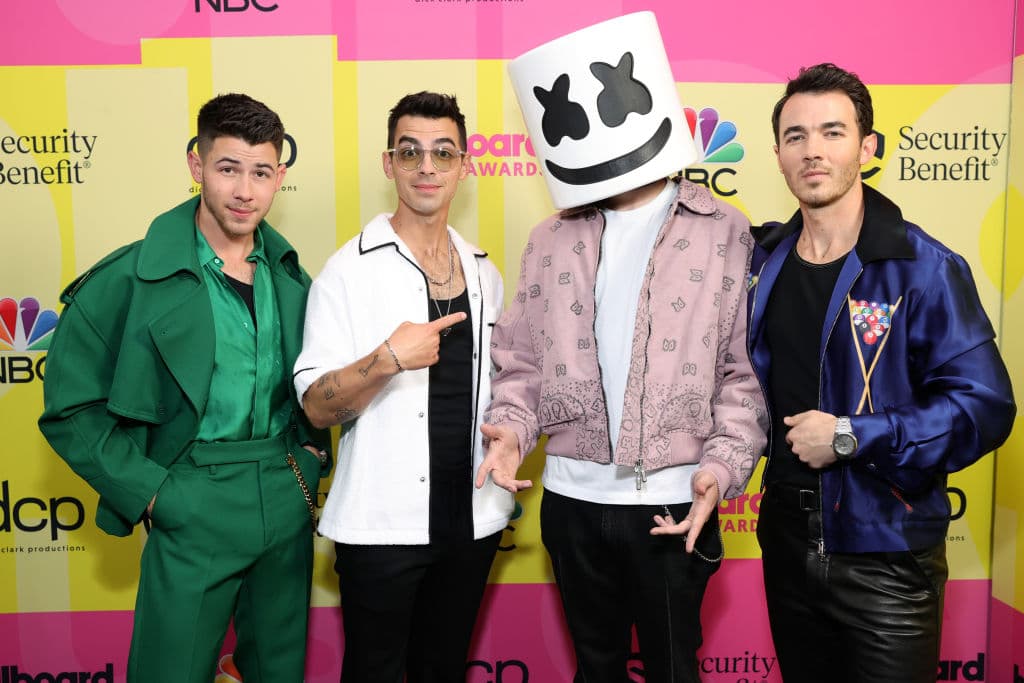 Obviamente no podían faltar el resto de los Jonas Brothers, pues además de Nick, llegaron Joe y Kevin, quienes no dudaron en tomarse una foto con Marshmello.