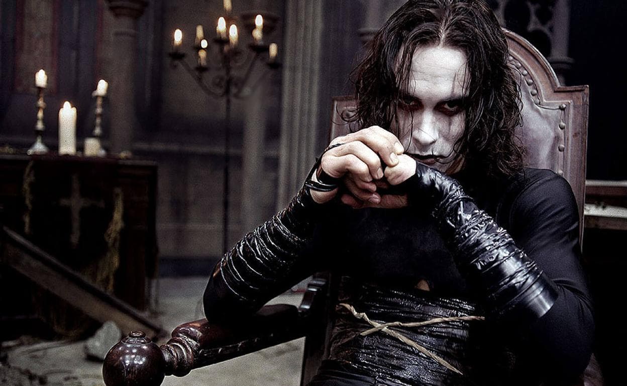 Uno de los accidentes más impactantes de la industria cinematográfica se dio cuando Brandon Lee, hijo de Bruce Lee, murió el 31 de marzo de 1993 a causa de que una de las pistolas usadas en una escena de El Cuervo. Debido a que la producción no tenía mucho presupuesto para conseguir cartuchos falsos, decidieron usar balas reales. Sin embargo, nadie inspeccionó adecuadamente el arma y cuando el actor Michael Massee apretó el gatillo, la pólvora detonó con la fuerza suficiente para empujar la bala que había quedado atascada y salió directamente hacia el abdomen de Brandon Lee, hiriéndolo mortalmente.