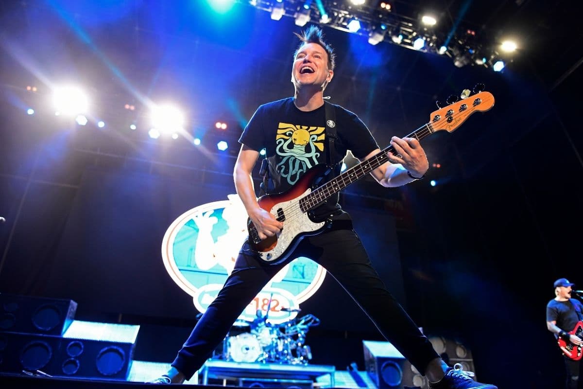 Mark Hoppus tocando con Blink-182 en 2019