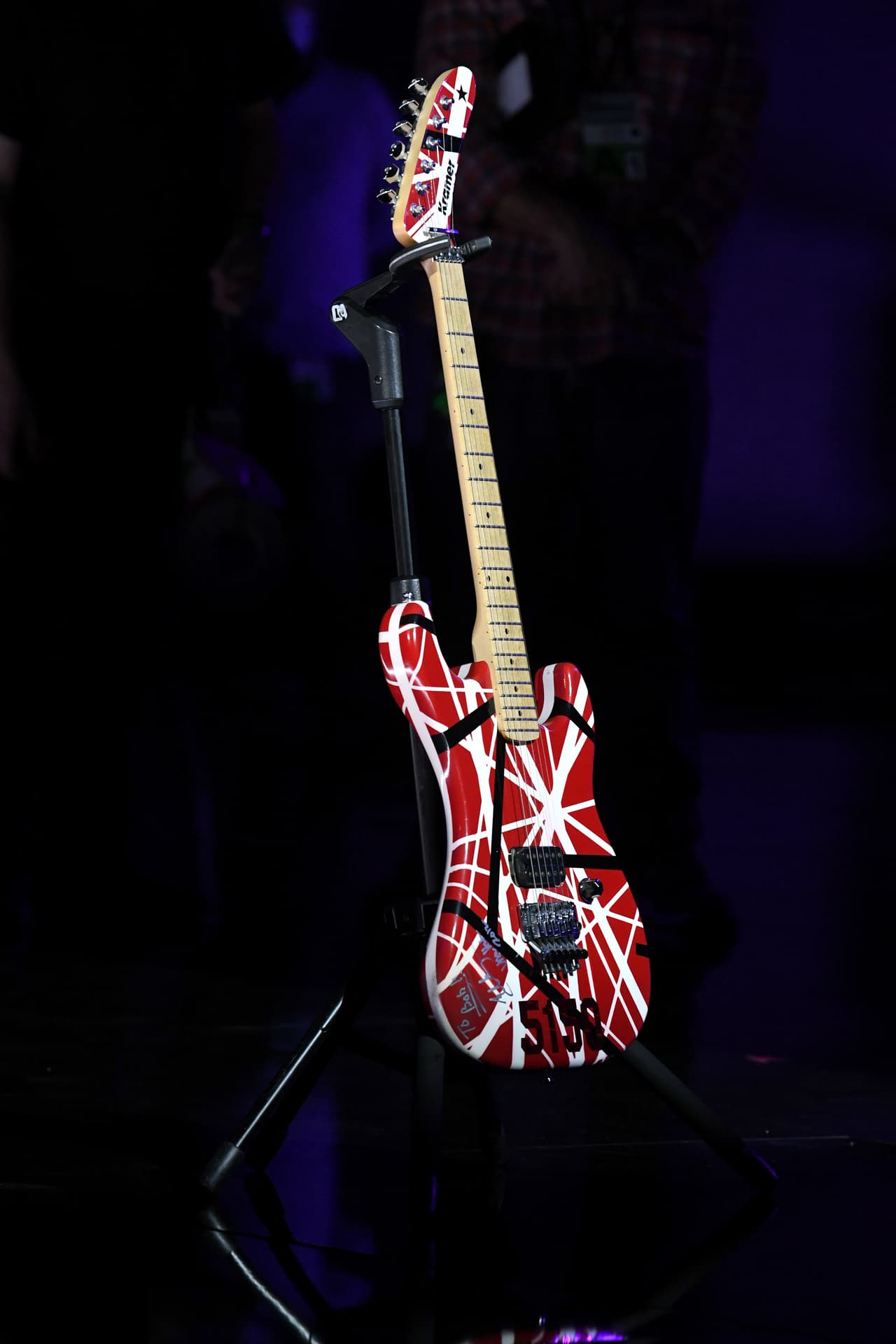 Por último, aunque no es propiamente un look, Eddie Van Halen tuvo una emotiva representación y homenaje con la presencia de su guitarra durante el show.
<br>
<br>El legendario guitarrista falleció el pasado 6 de octubre, a los 65 años de edad, luego de 10 de combatir el cáncer.