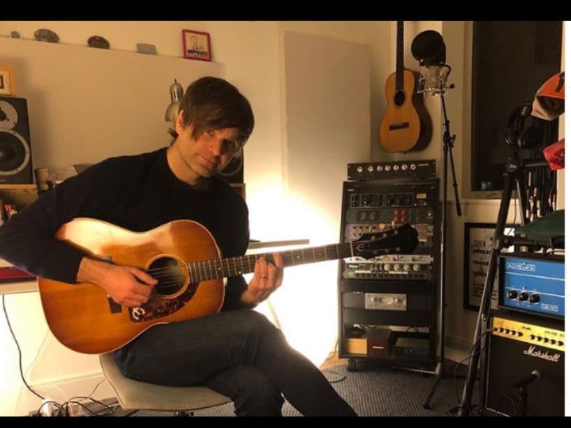 Ben Gibbard de Death Cab for Cutie anunció que tocará conciertos que serán transmitidos a través de YouTube y Facebook a las 5:00 pm (tiempo del centro de México).