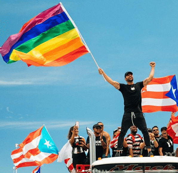 Ricky Martin onduleó la bandera color arcoíris en pro de los derechos LGBTQ+.
