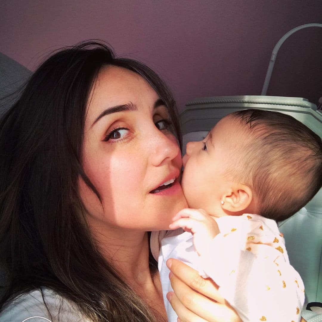 Dulce María no participó en el concierto de reencuentro "Ser o Parecer" debido a que se encontraba embarazada y ahora está disfrutando de su hija recién nacida.