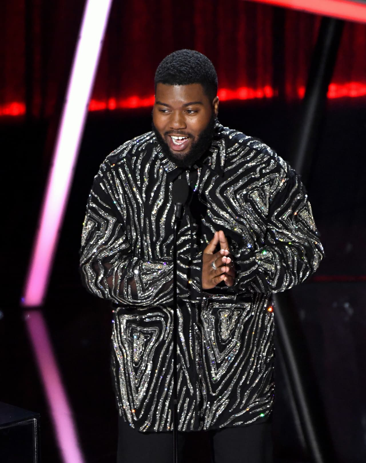 Khalid apareció para recibir el premio como mejor Artista de R&B y mostró un sacó negro con líneas plateadas que lo hacían brilla en el escenario de una manera espectacular.