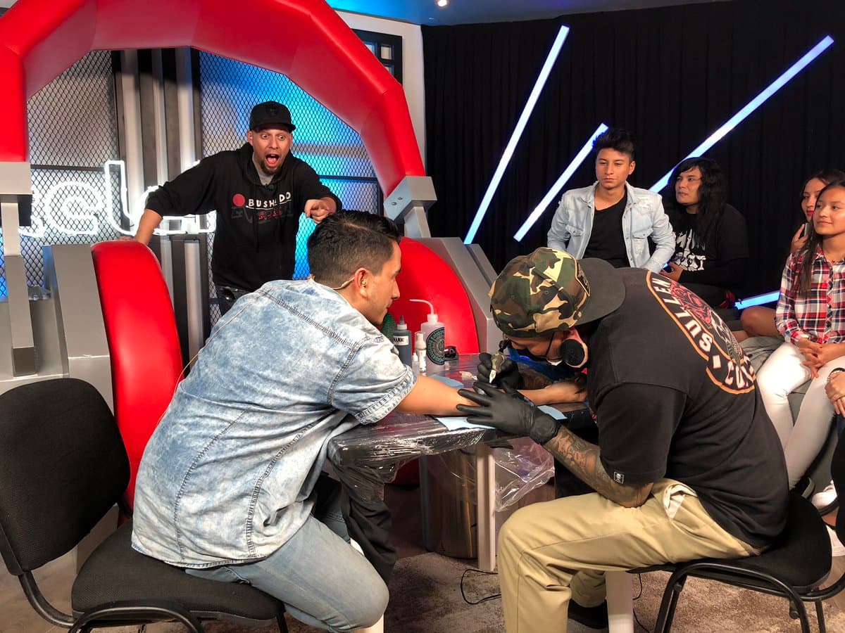 Raúl Meneses también se tatuó durante las 12 horas continuas de transmisión de #EncerronaTelehit