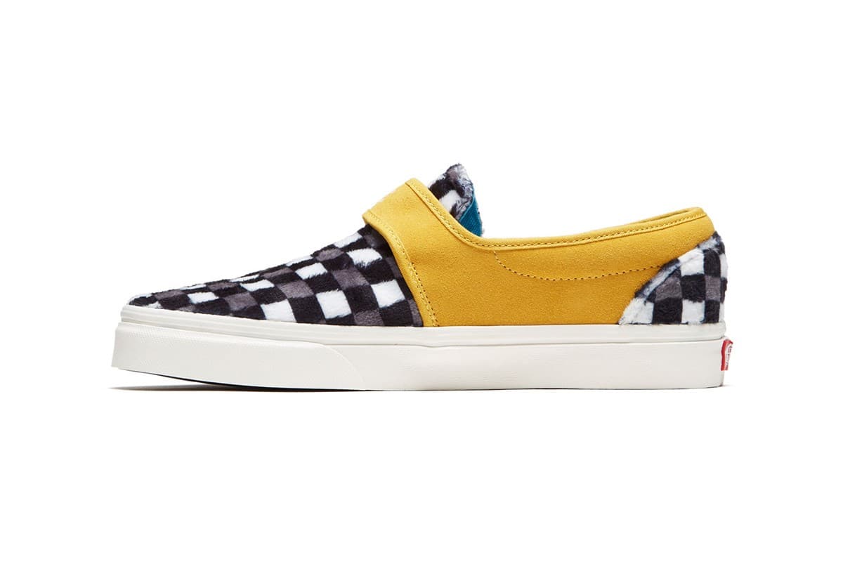 El modelo Slip-On 47 V DX se muestra un homenaje al álbum "Hunky Dory", con una zapatilla de gamuza color amarillo vibrante entremezclado con un diseño de tablero de ajedrez de piel falsa.