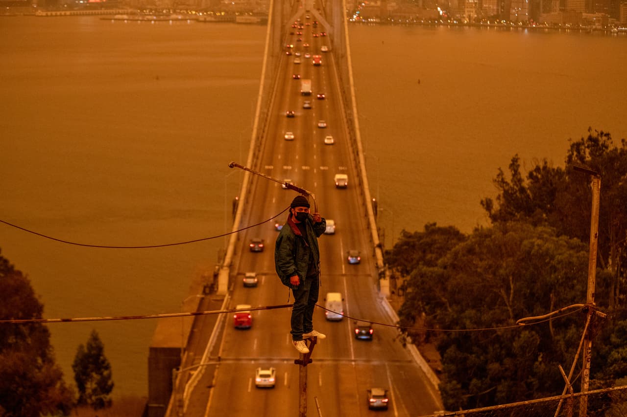 Así es cómo José Castillo debe hacer su trabajo, podando árboles, colgado sobre el Puente de la Bahía, en San Francisco, California.
<br>