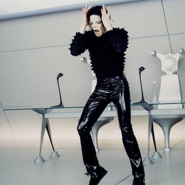 Michael Jackson utilizó este vestuario para el videoclip de ‘Scream’, mismo que se colocó en el Top 100 por 24 semanas.