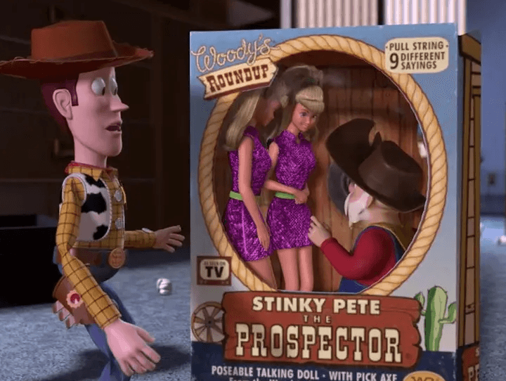 Toy Story 2 contó con una escena que después fue eliminada para el relanzamiento de la película en 4K, pues causó bastante polémica cuando el personaje de Pete el Apestoso le hace insinuaciones sexuales a dos muñecas Barbie, a cambio de fama.