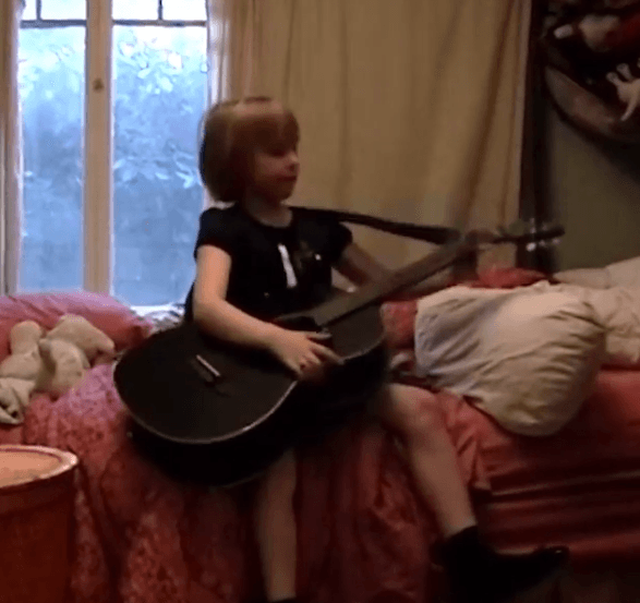 Antes de llegar a la fama, conquistar los escenarios y hacer historia en los premios Grammy, Billie Eilish era una niña como cualquier otra, sin embargo, desde pequeña se enamoró de la música.