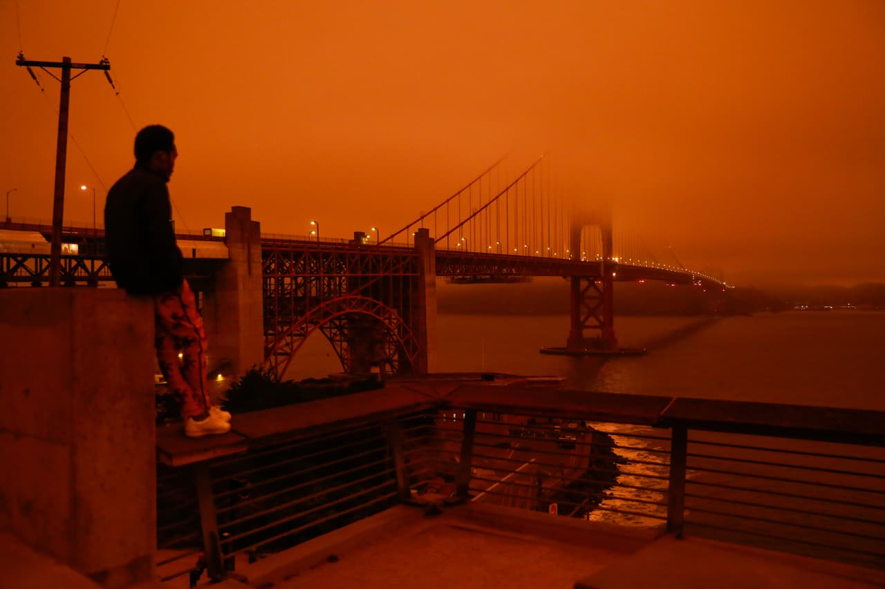 Estas llamas y los cielos rojos comenzaron a aparecer el pasado miércoles luego de los llamados “Vientos del Diablo”, entraran por el norte del estado y esparcieran el fuego.
<br>