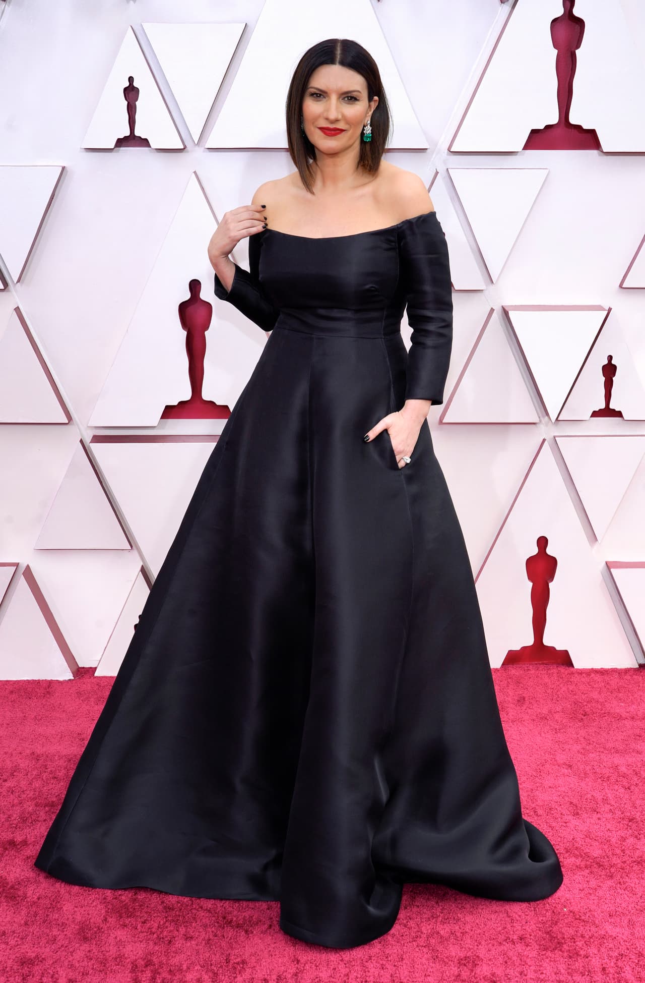 Laura Pausini está nominada a un Oscar a mejor canci´´on por '
<i>Io Si</i> ', para la cinta 
<i>La Vita Davanti. </i>Llegó enfundada con un vestido negro de Valentino Alta Costura.