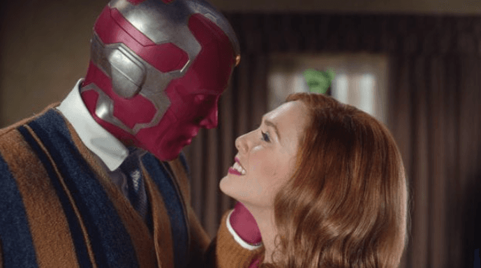 WandaVision acaba de estrenarse en Disney+ como la primera serie de Marvel en esta plataforma de streaming y su lanzamiento trajo una mirada más profunda al mundo donde vive La Bruja Escarlata, interpretada por Elizabeth Olsen, con Vision de Paul Bettany. Este programa se desenlaza después de los sucesos que vimos en las películas de Los Vengadores, donde el par vive una vida aparentemente tranquila y normal en un área suburbana, sin embargo, pronto se darán cuenta que algo está mal.