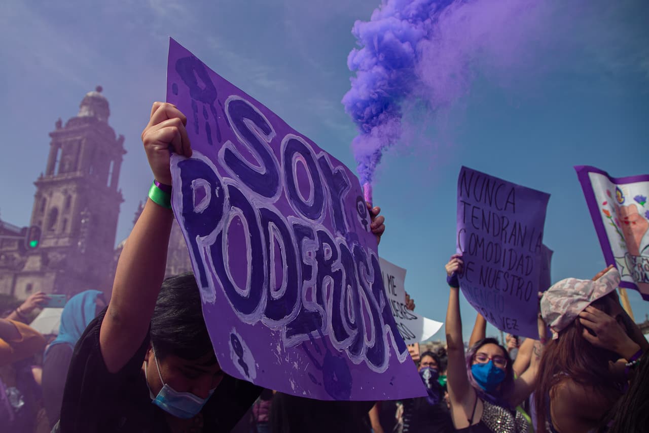 Las mujeres comenzaron a llegar durante la tarde para que en punto de las 14:00 horas los contingentes comenzaran a salir desde el Monumento a la Revolución hacia plancha del Zócalo de la capital.
<br>