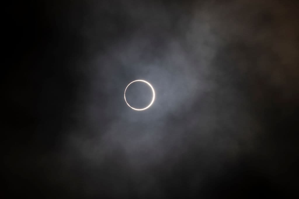 Ali, China.
<br>
<br>Esto sucede debido a que la Luna se coloca entre el Sol y la Tierra; debido al diámetro menor de la Luna, el perímetro del Sol se sigue viendo y parece que en el cielo hay un “Anillo de Fuego”.
<br>