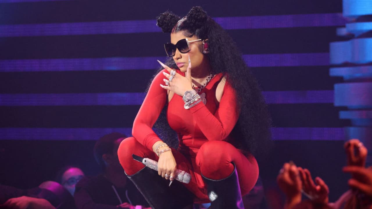 Nicki Minaj le arroja objeto a fan en pleno concierto