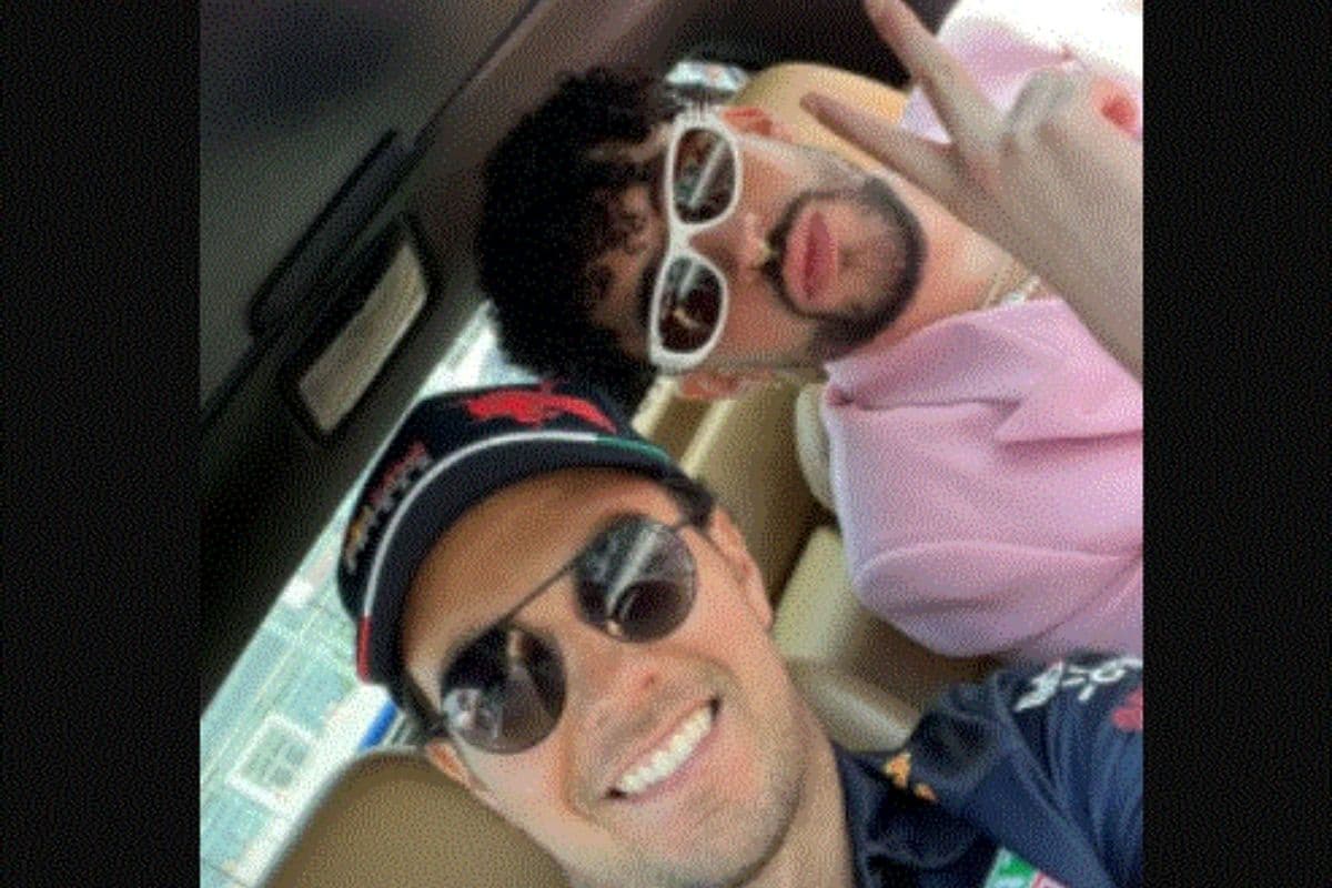 Bad Bunny posa con Checo Pérez