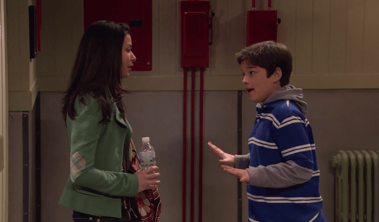 La primera interacción entre Freddie y Carly es algo que nunca olvidaremos:
<br>Carly: "Podemos ser amigos pero ya supera tu enamoramiento".
<br>Freddie: "ya lo superé, en serio. Estoy enamorado de ti, tú solo quieres amistad y vivo tranquilo con ese dolor permanente".