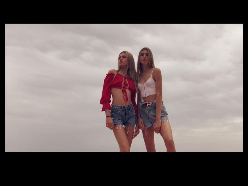 Enrique Iglesias tiene dos medias hermanas gemelas que están enamorando en redes sociales: Victoria y Cristina.
