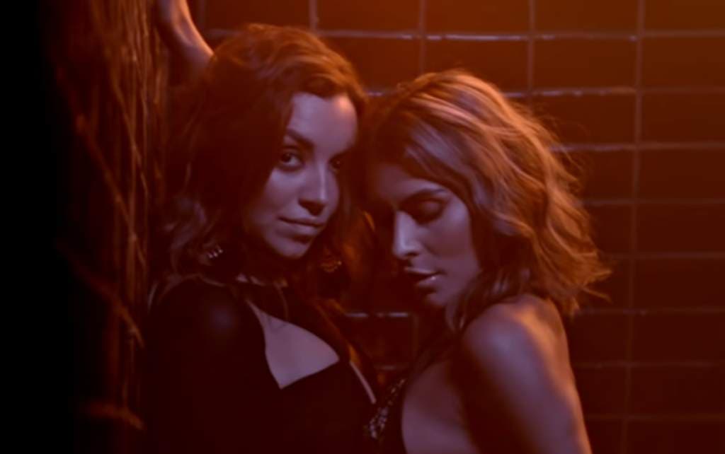 María León estuvo en el centro de la polémica desde que estrenó el video musical de su nuevo sencillo, "Locos", pues las opiniones se centraron en las escenas eróticas que hizo junto a Regina Blandón.