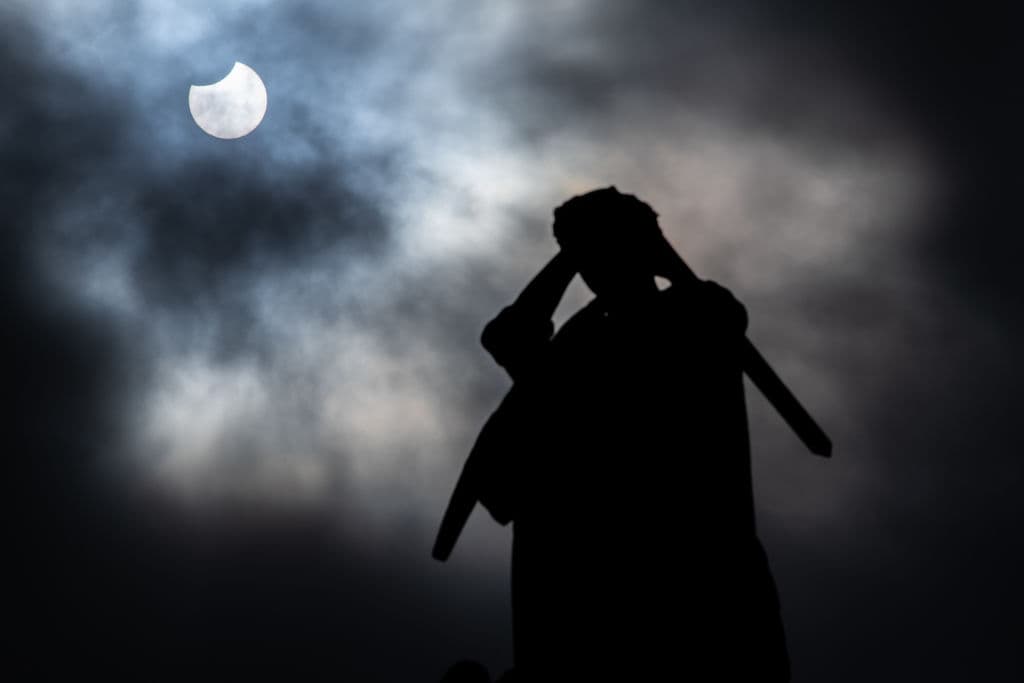 También fue apreciado en diferentes partes de Europa. Así fue el eclipse desde Westminster Abbey en Londres, Inglaterra.