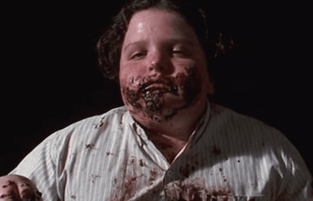 En la película, la malvada "Tronchatoro" (Pam Ferris) obliga al pequeño a comerse una enorme tarta de chocolate. El encargado de interpretarlo (y de cometer semejante atascón de pastel en las cámaras), fue Jimmy Karz.