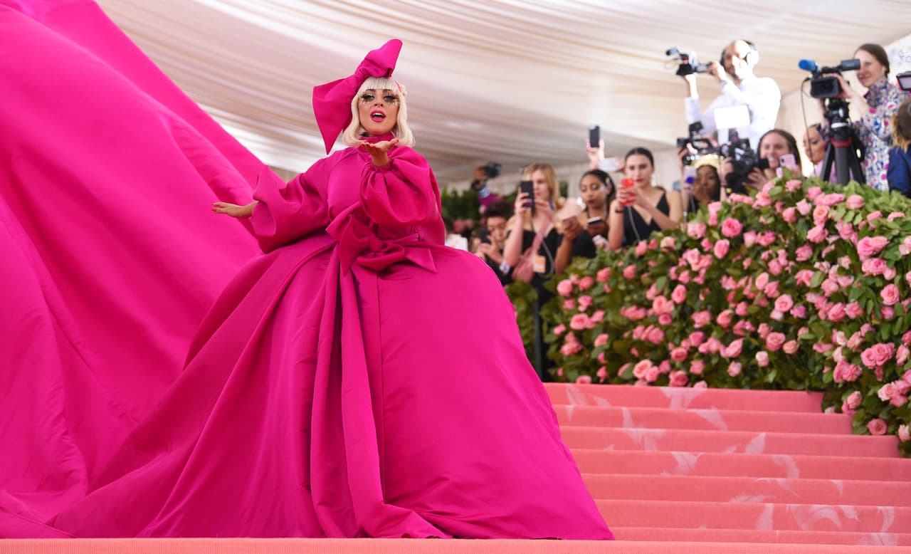 Lady Gaga llegó a la MET Gala 2019, donde lució 4 atuendos y terminó prácticamente desnuda en la alfombra roja realizada en Nueva York.