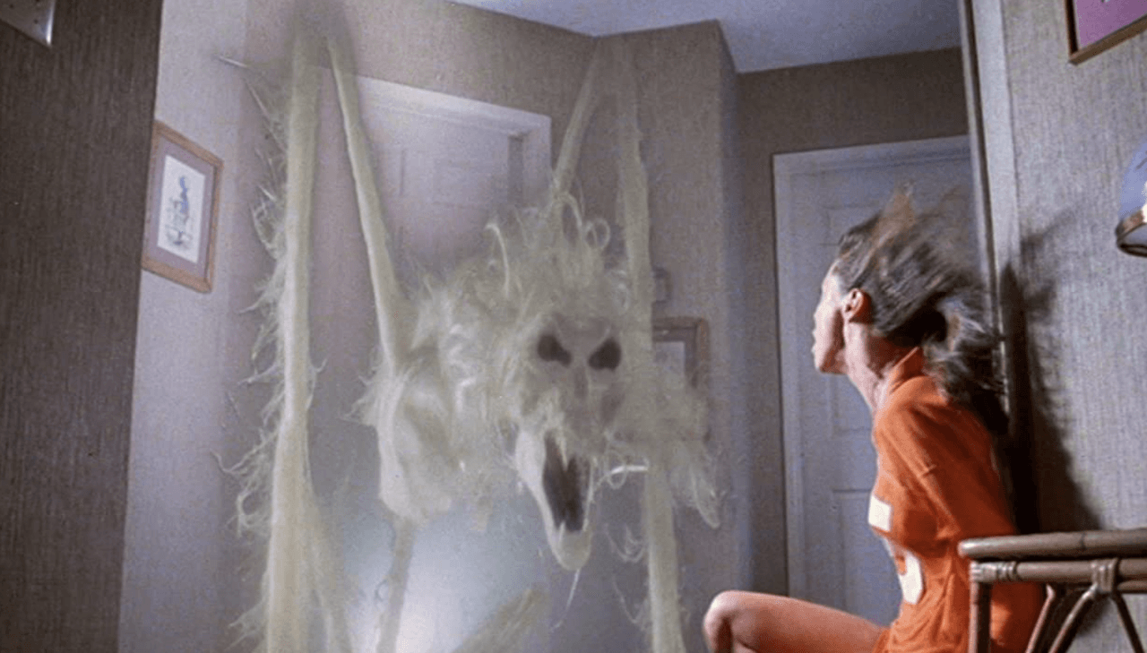 <b>Poltergeist</b> 
<b>– 1982</b>
<br>
<br>Los hechos provocados por la maldición de esta película comenzaron con quien encarnaba a “Dana Freeling”, Dominique Dunne, quien terminó en coma tras el ataque de su novio y posteriormente murió.
<br>
<br>Luego, desgraciadamente Carol Anne, actriz que dio vida a “Heather O’Rpurke”, sufrió un ataque cardiaco al terminar de filmar la trilogía, con tan solo años de edad. Después Julian Beck murió a los 60 años, antes de aparecer en la segunda película de la saga y la última muerte fue la de Will Sampson, quien tras dar vida a un médico indio en la segunda película, murió a los 53 años por complicaciones post-opertarios.