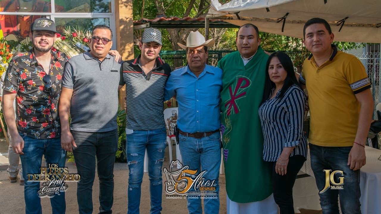 A lado de la tumba de Ariel Camacho se hizo una misa y sus excompañeros realizaron un homenaje.