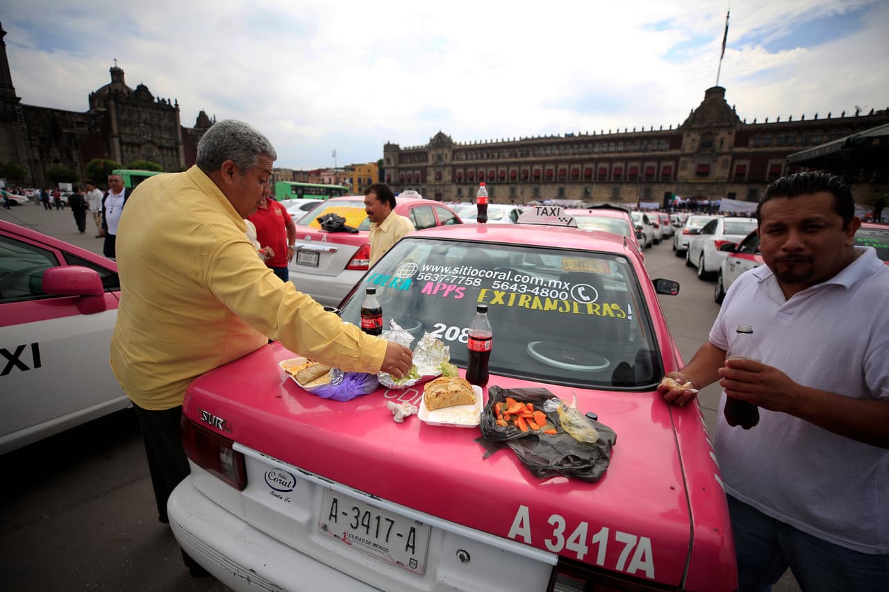 Los taxistas de la Ciudad de México se reunieron en el Zócalo para reclamar lo desleal de la competencia que tienen con los servicios de UBER, Easy, Cabify, BEAT, Taxify o DiDi.