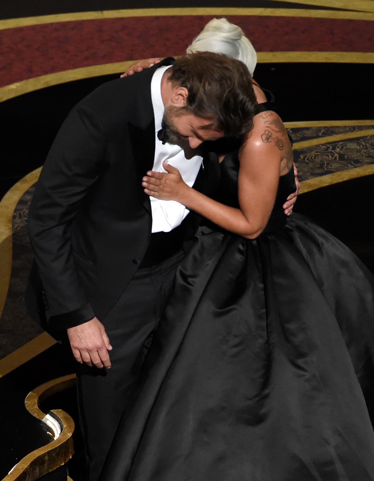 Lady Gaga y Bradley Cooper, sumamente íntimos en los Oscar