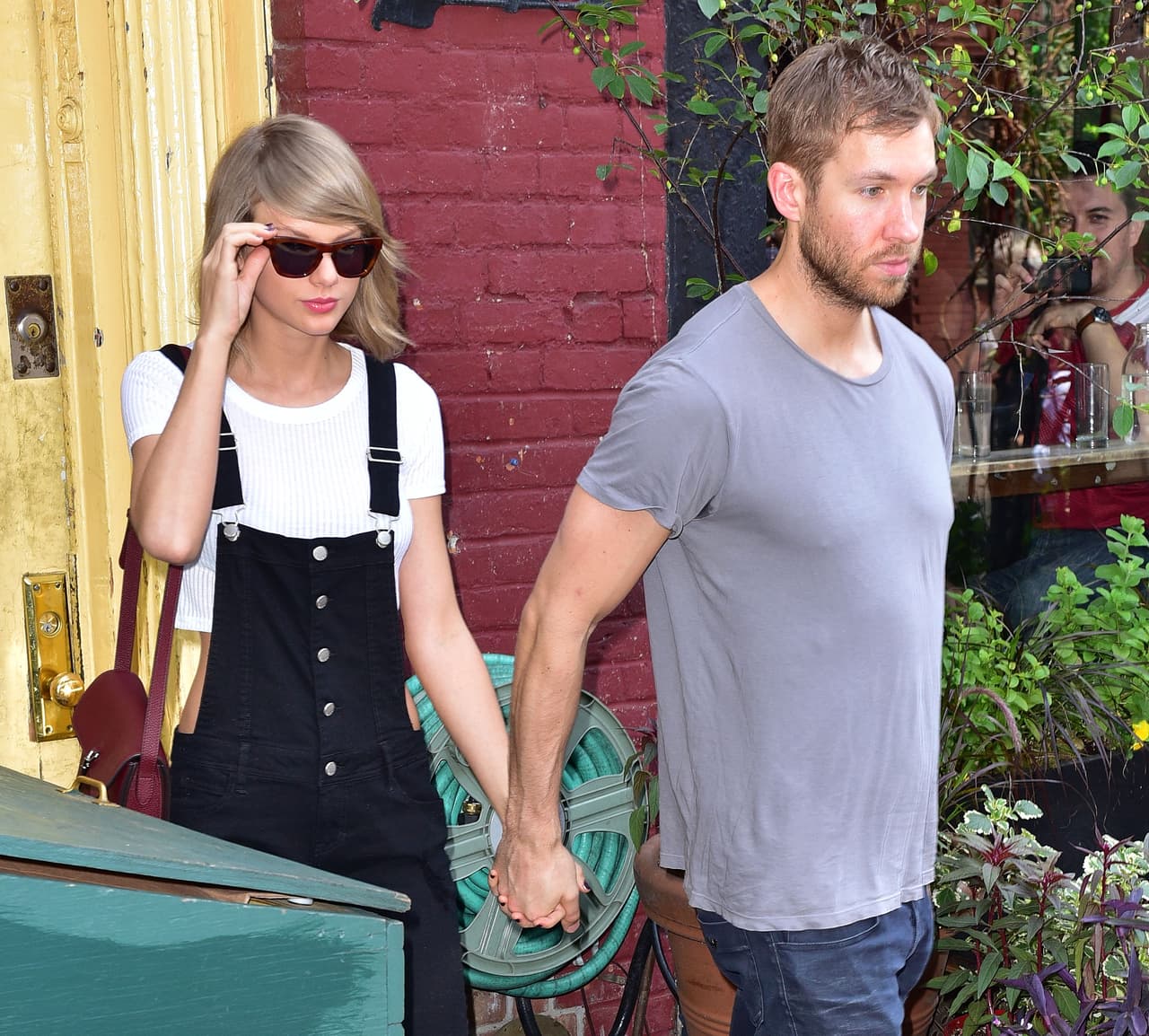 Al año siguiente, comenzó a salir con el DJ Calvin Harris, duraron poco más de un año e incluso Taylor colaboró con él, con un seudónimo, en la canción "This is What You Came For". Los rumores dicen que Tay le escribió a su ex las canciones . “I Did Something Bad” y “Getaway Car”.