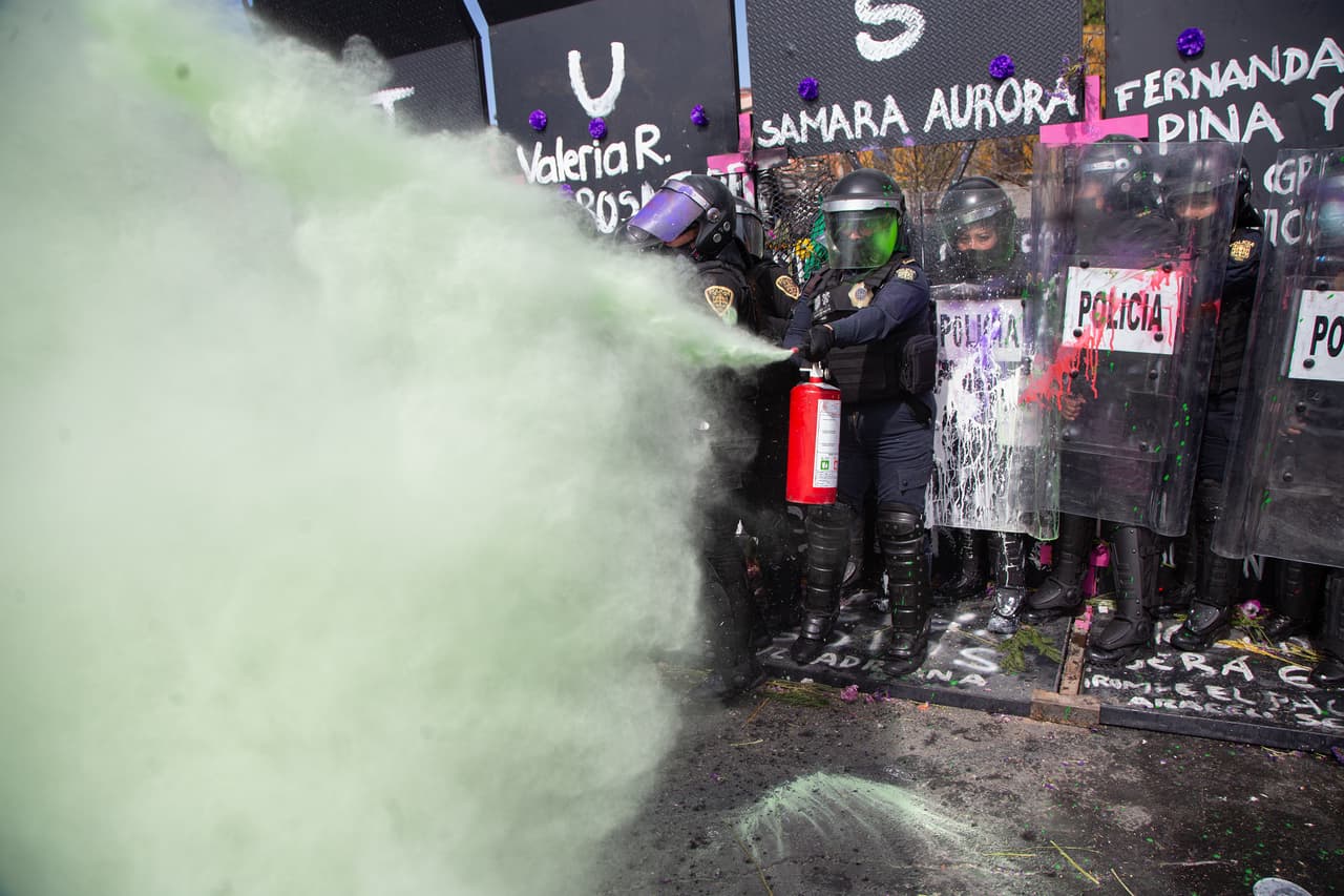 Ante esto la policía respondió con polvo de extintor, el cual tenían para usarlo en caso de incendios, pero se lo lanzaron a las manifestantes.
<br>