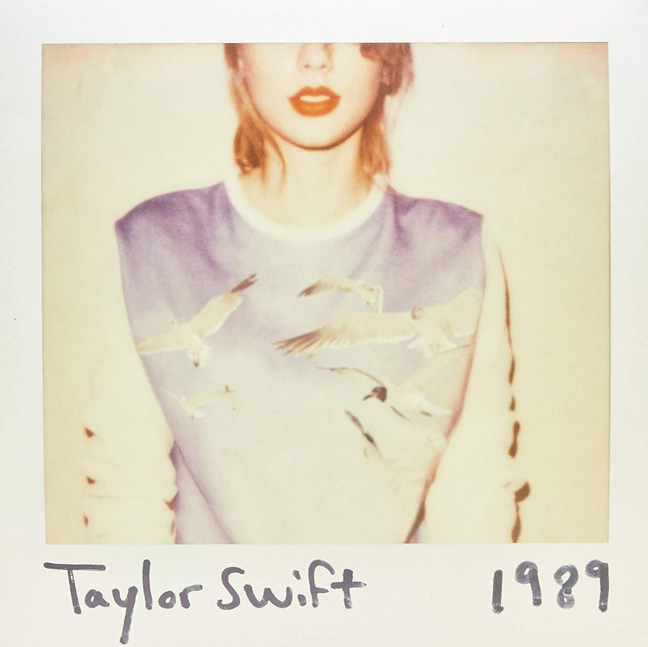 Esas canciones aparecieron en el disco "1989", mismo que la cantante estrenó en 2014 y que es considerado por muchos como su "primer disco pop oficial". Aquí pudimos ver también la marcada evolución en su aspecto, haciendo referencia a una "nueva era".