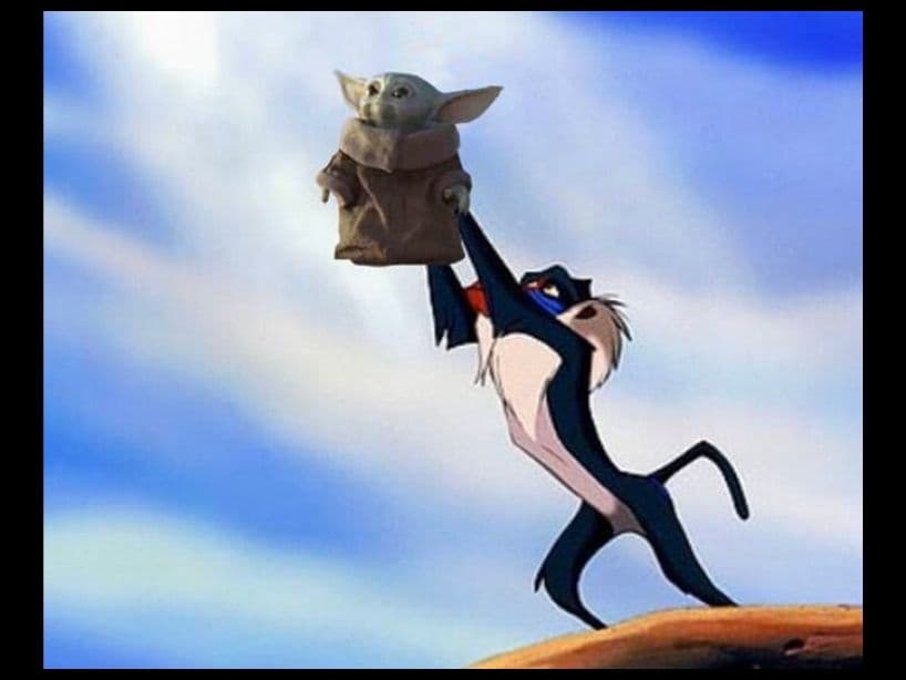 Es tan miniatura que Rafiki lo carga como cuando cargó a Simba en el Rey León.