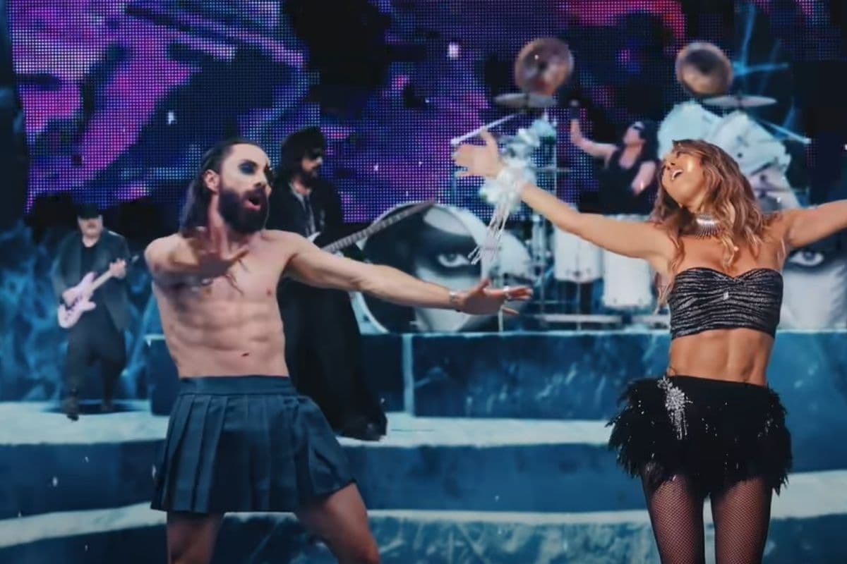 Anahí colaboró con Moderatto para una edición muy especial de la música de RBD