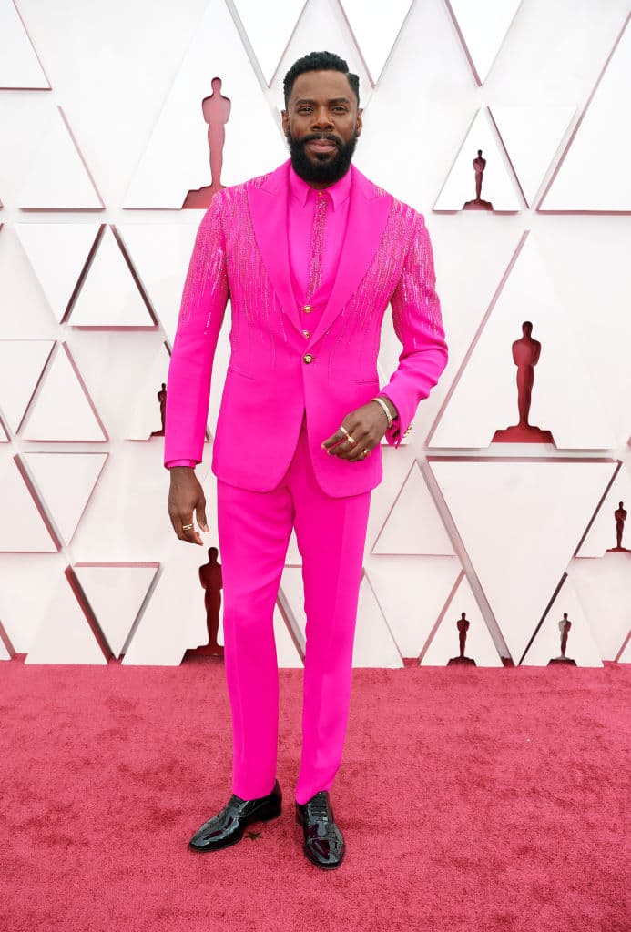 Colman Domingo sorprendió a todos con un increíble traje rosa de Atelier Versace, con unos zapatos negros.