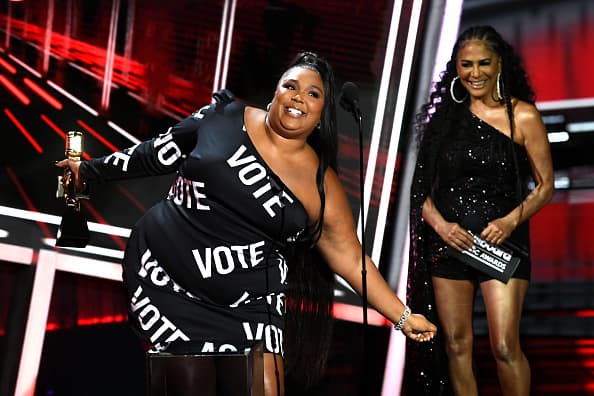 Lizzo apareció con un vestido negro, de un solo hombro, pero con un importante mensaje.
<br>
<br>La cantante traía la palabra "Vota" impresa en su outift, motivando a que los estadounidenses hagan valer su derecho en las próximas elecciones.
<br>
<br>El diseñador detrás de este vestido es Christian Siriano.