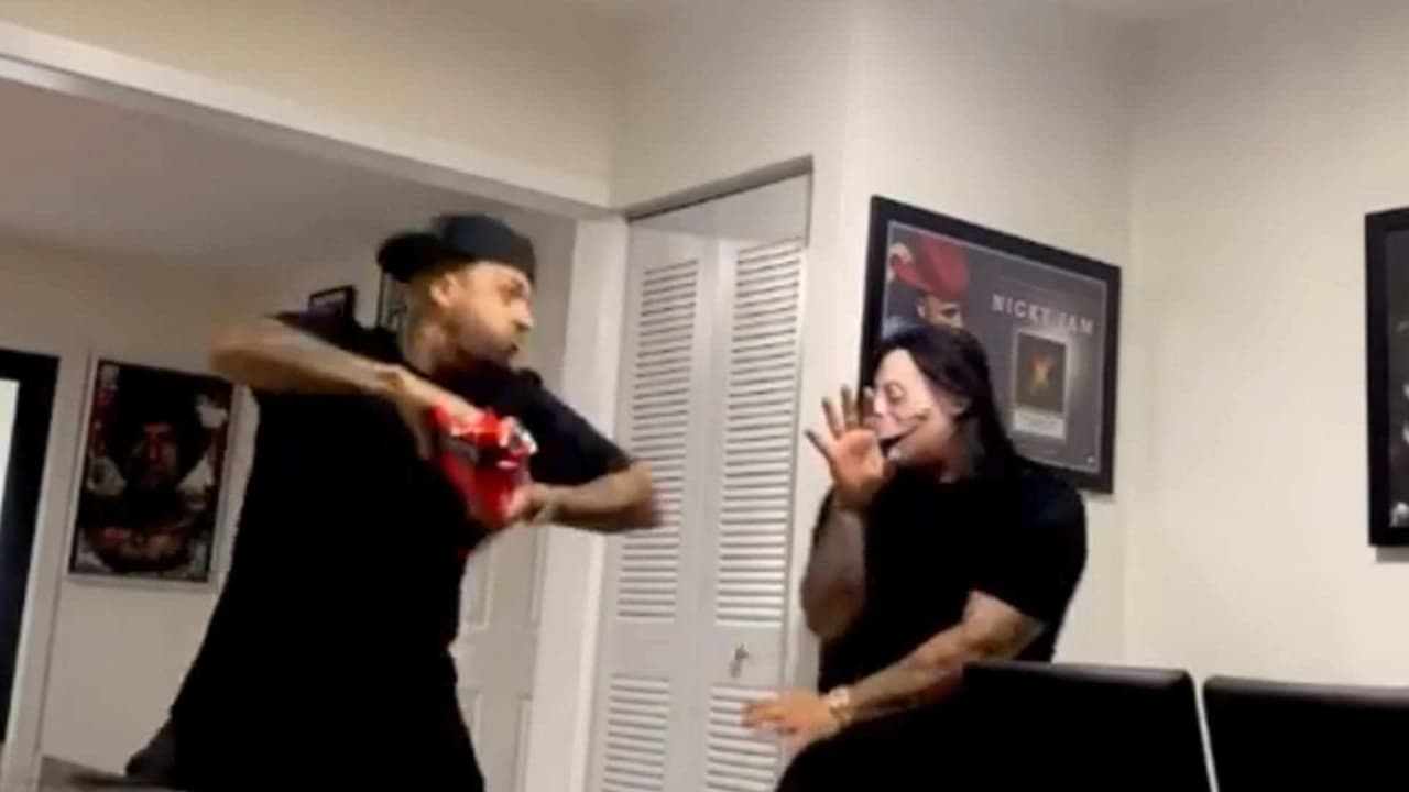 Nicky Jam pega un grito en el cielo tras caer en la broma de sus compañeros