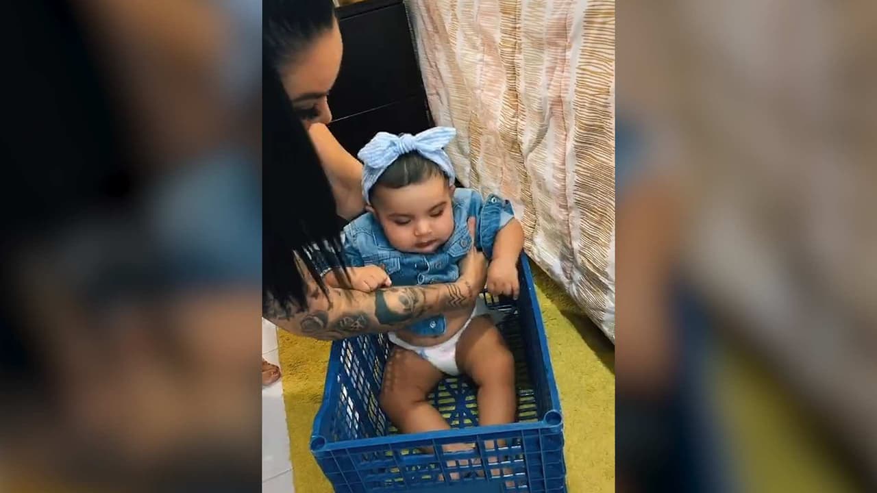En un huacal de plástico, La Wanders Lover ‘corre’ a su bebé Majo para mandarla con su madrina