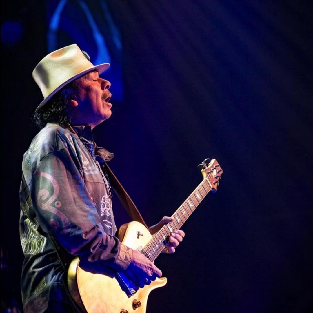 Carlos Santana será la cereza en el pastel para cerrar uno de los mejores carteles presentados por el Vive Latino. El legendario guitarrista mexicano estará listo para enamorar a todos los oídos con sus acordes y sus improvisaciones. Santana se presentará el domingo 17 de marzo en el escenario Indio.