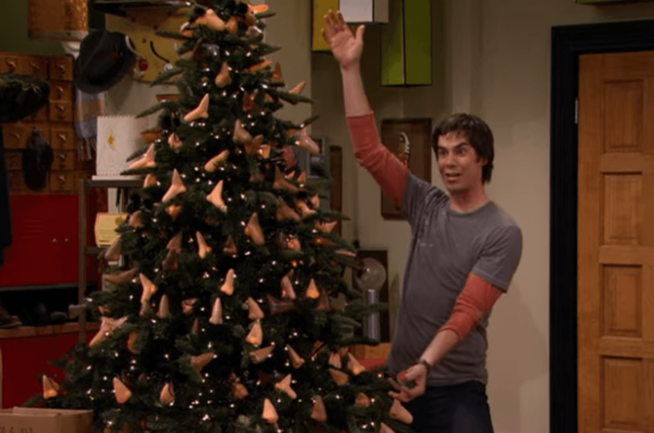 El momento en que Spencer presentó una de sus esculturas más famosos, es otra de esas cosas que siempre vivirán en las mentes de los fans: “¡El árbol de Navidad de narices al que llamo ‘Feliz Naricidad’!”.
<br>