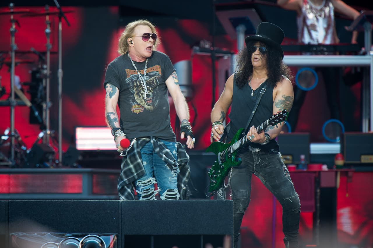 En el 2009, Slash dio la declaración que se volvió tan icónica como su posterior regreso a la banda. Dijo “no en esta vida”, cuando le preguntaron su tocaría nuevamente con Axl Rose, sin embargo, en 2016, el guitarrista y el cantante terminaron con su pelea cuando decidieron volver a salir de gira con Guns N’ Roses, en un tour llamado así, “Not in this lifetime”.