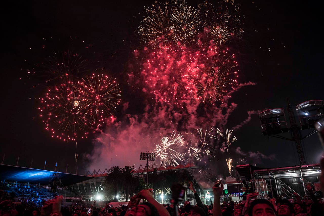 Día 1: previo a la presentación de Intocable, los fuegos artificiales fueron musicalizados conv "We Are The Champions" de Queen.
