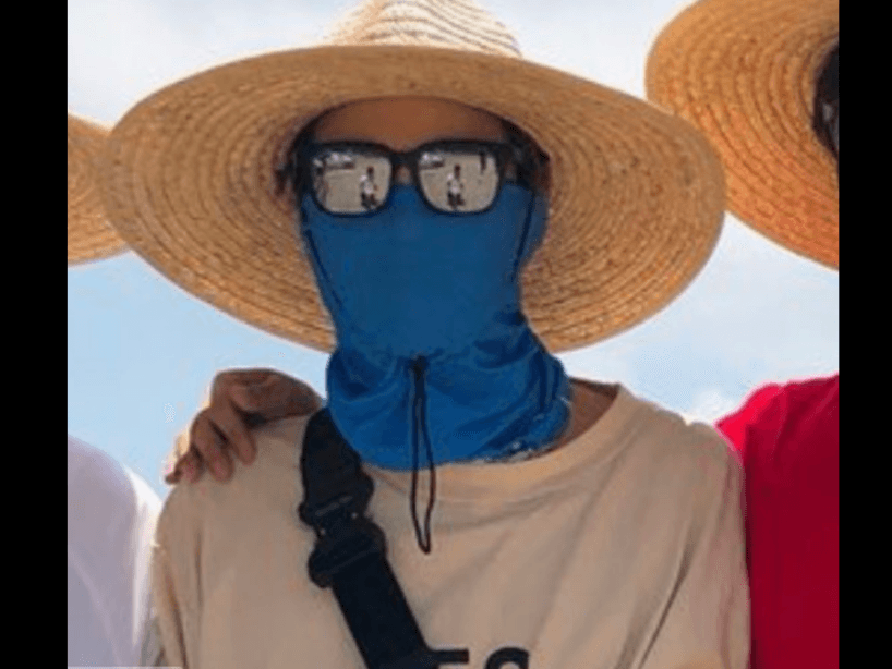 La bandana, lentes de sol y sombrero formaron parte del look playero de BTS.