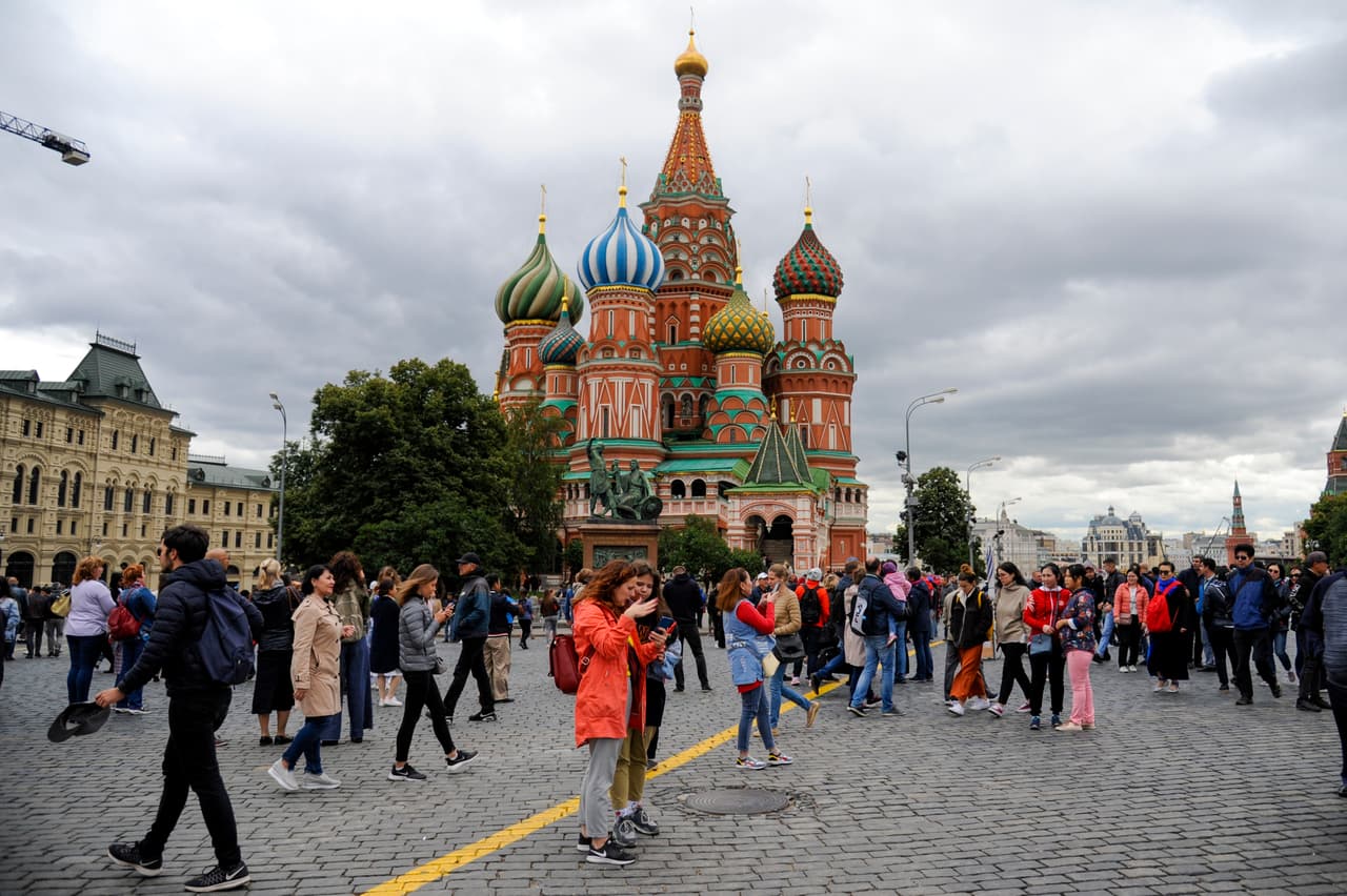 Moscú, Rusia.
<br>
<br>La Plaza Roja, con la Catedral de San Basilio y el Kremlin al fondo, es uno de los lugares turísticos más emblemáticos de la capital rusa.