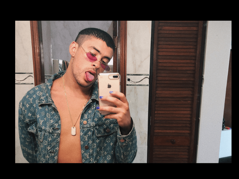 Bad Bunny no teme experimentar con su estilo y utilizar accesorios o barnices.