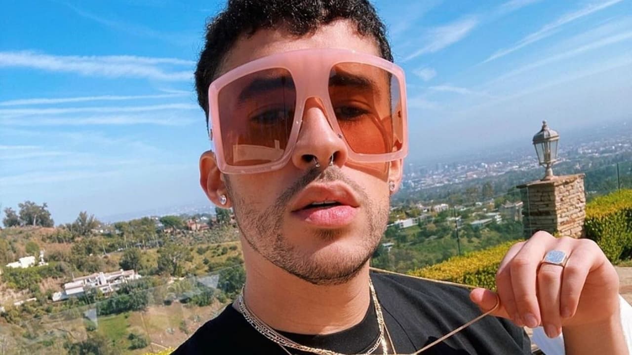 Bad Bunny posa con sus figuras de cera y es casi imposible distinguirlo
