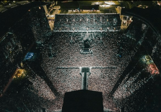 Sin cubrebocas o sana distancia, en Nueva Zelanda se llevó a cabo el primer concierto masivo desde que empezó la pandemia, con más de 50 mil personas presentes